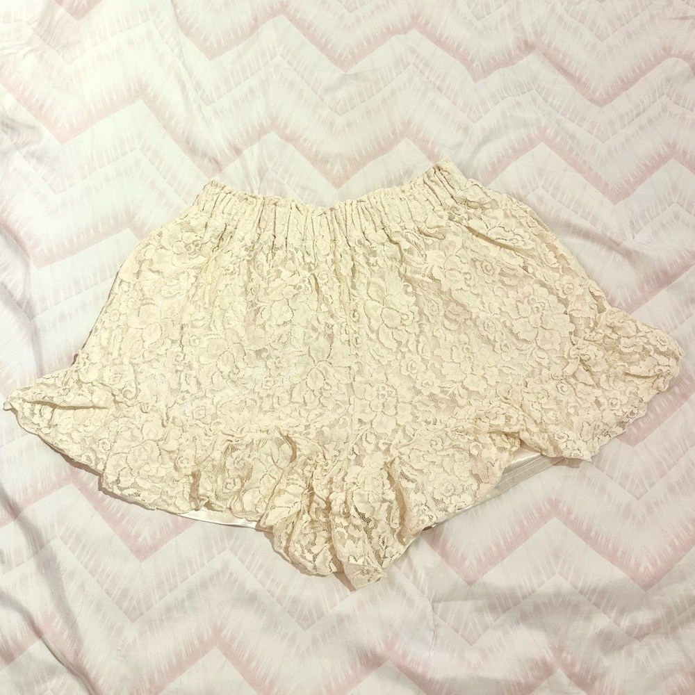 L’est Rose | Cream lace shorts